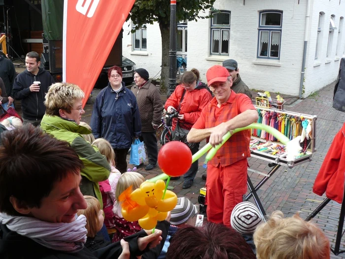 Wim Wolke modelliert bunte Ballons vor seinem Publikum