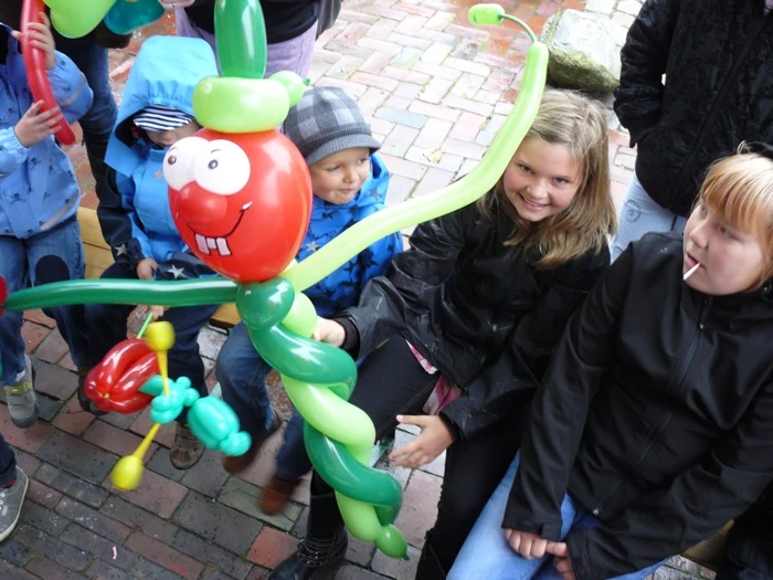 Bunte Ballonfiguren auf einem Fest