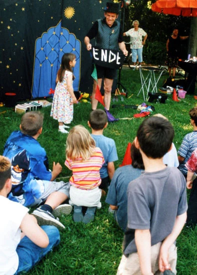 Kindertheater mit Wim Wolke vor einem jungen Publikum