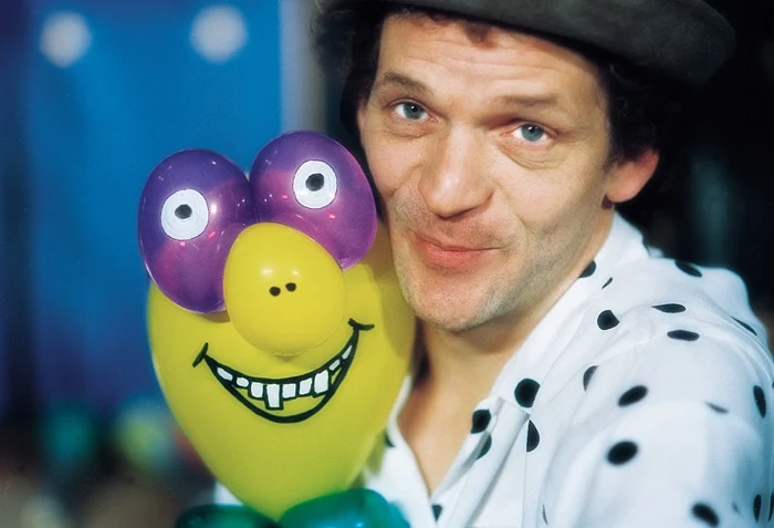 Wim Wolke mit einer lachenden Ballonfigur
